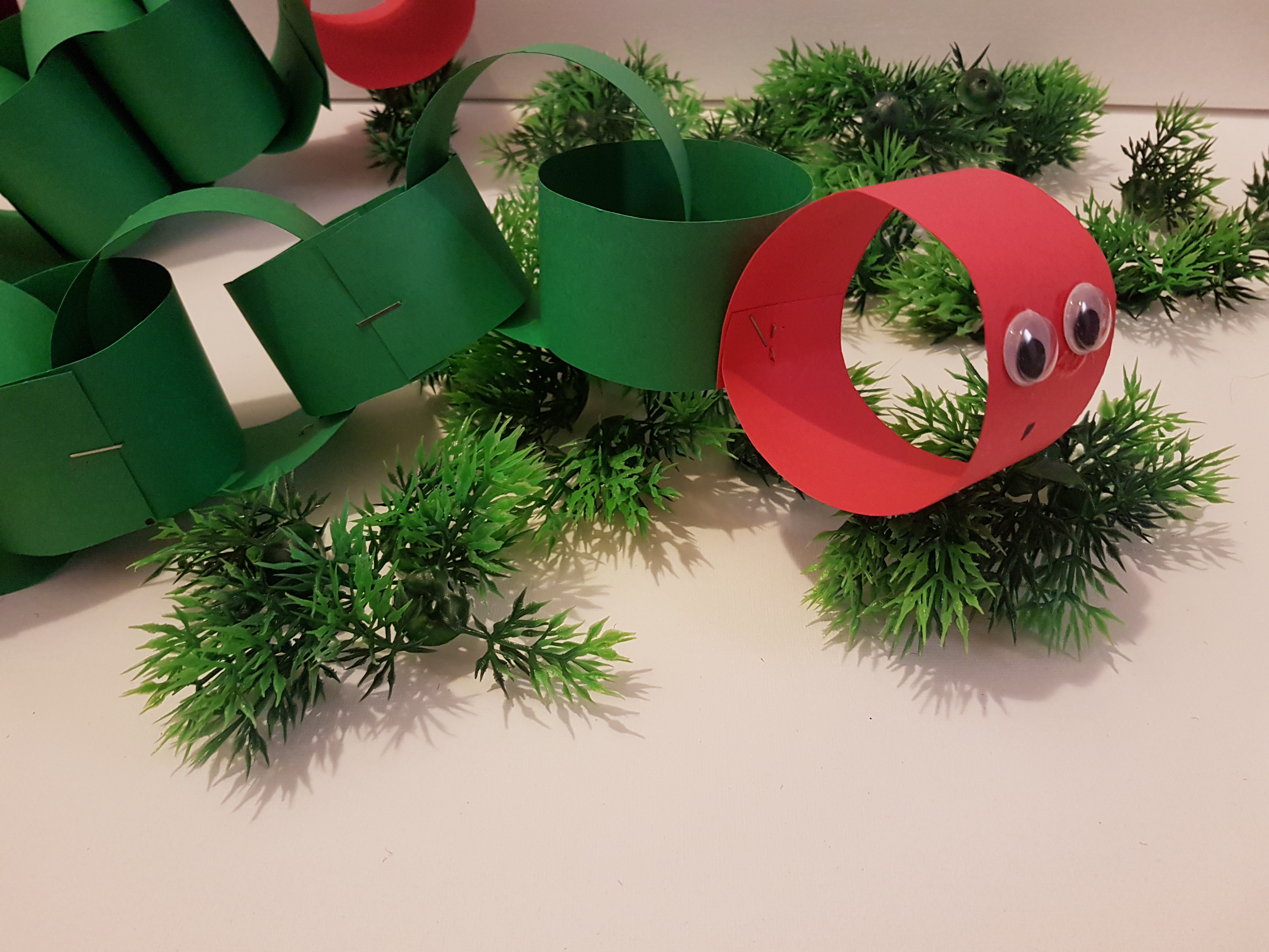 Perfect  Caterpillar Craft for kids who love the very famous book The Very Hungry Caterpillar by Eric Carle. #caterpillarcraft #caterpillarcraftforkids