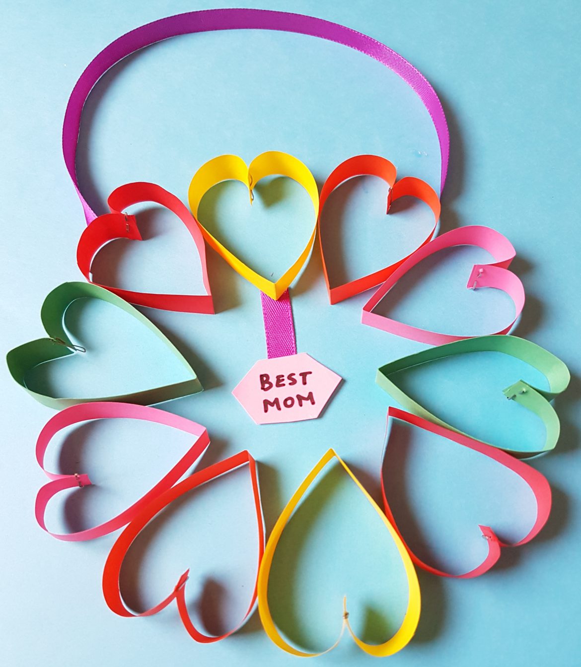 Paper Heart Wreath for mother's day is so much fun to make. #papercraft #mothersdaycraft #paperwreath