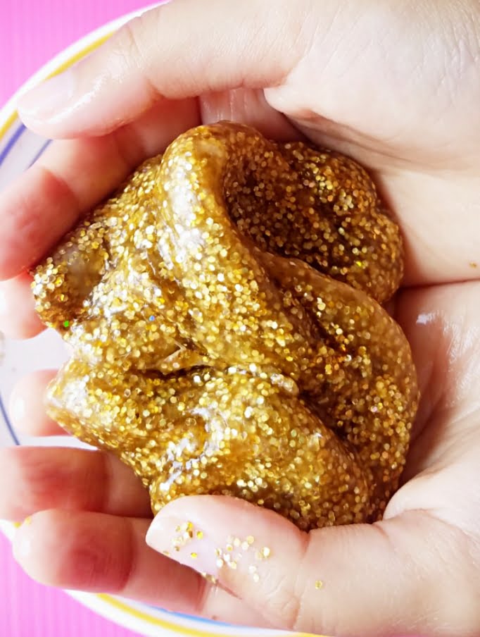 Make this gorgeous glittery gold slime with your kids today. Its the perfect slime recipe for the first time slime makers. And it turns out so pretty and slimey. #slime #goldslime #goldenslime #slimerecipe #kidscraft #summercraft #funcraft #messycraft #easycraft #glitteryslime